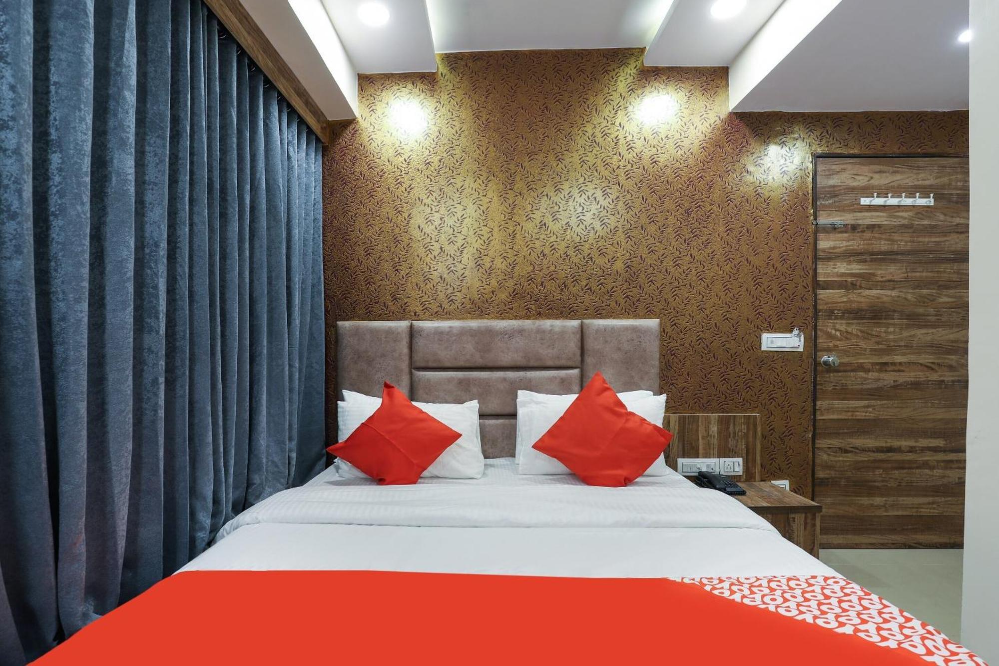 Hotel O Dream Stay Sarkhej Buitenkant foto