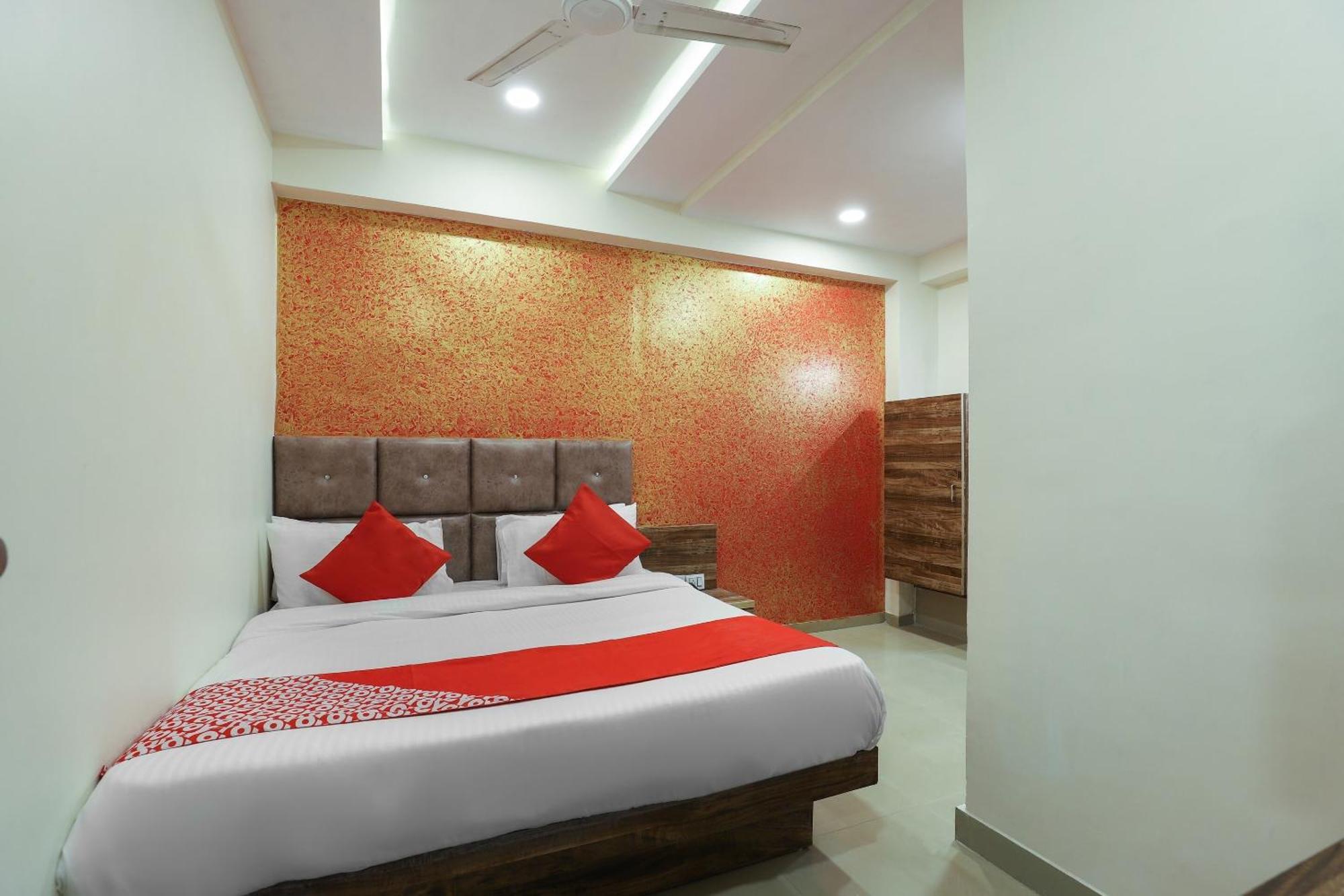 Hotel O Dream Stay Sarkhej Buitenkant foto