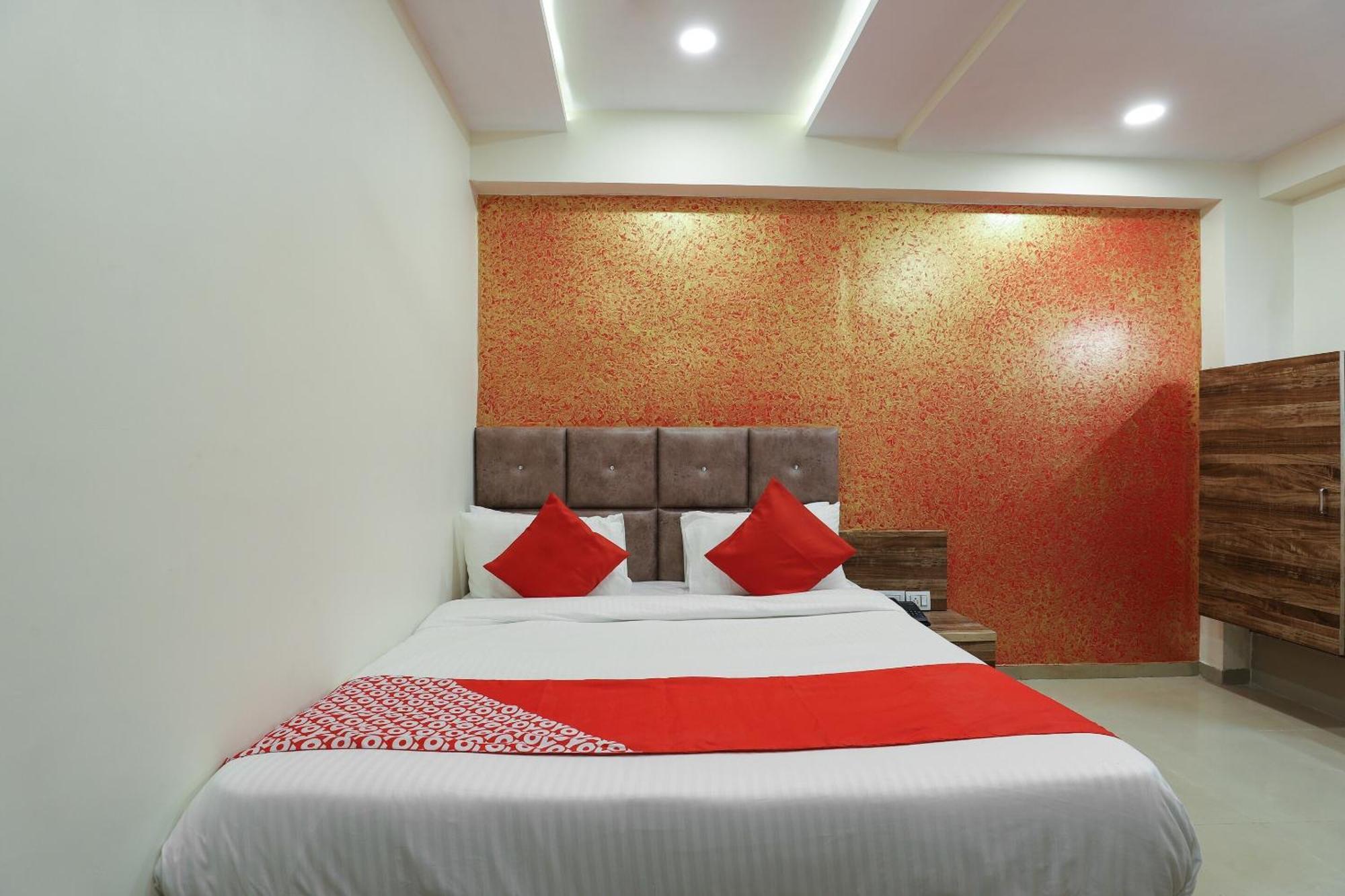 Hotel O Dream Stay Sarkhej Buitenkant foto