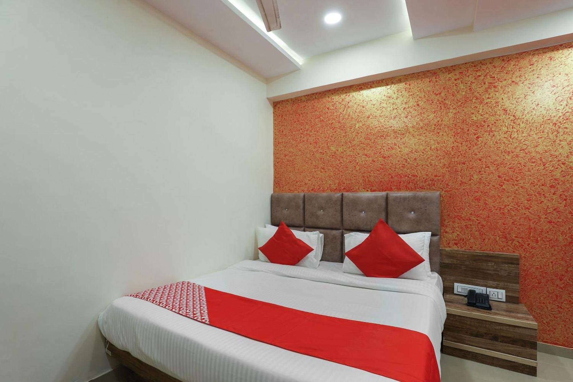 Hotel O Dream Stay Sarkhej Buitenkant foto