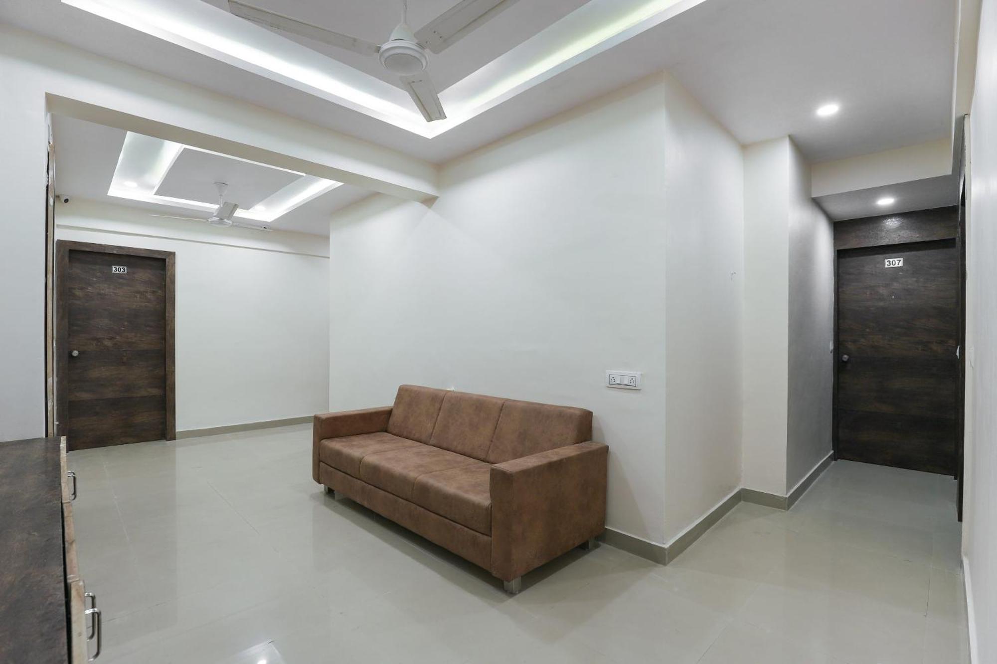 Hotel O Dream Stay Sarkhej Buitenkant foto