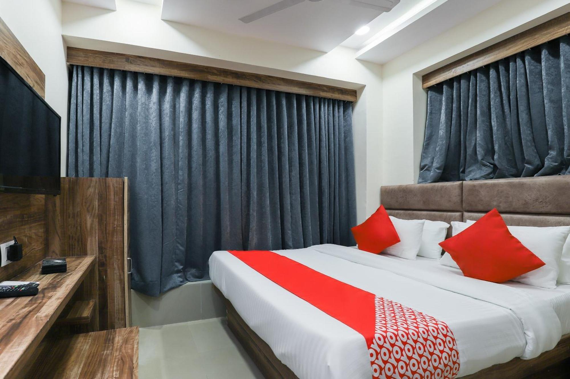Hotel O Dream Stay Sarkhej Buitenkant foto